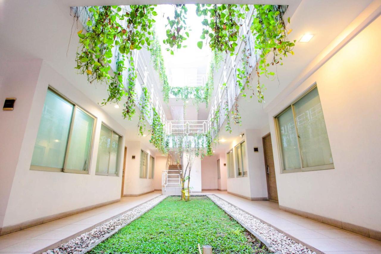 Legreen Suite Pejompongan Jakarta Exteriör bild